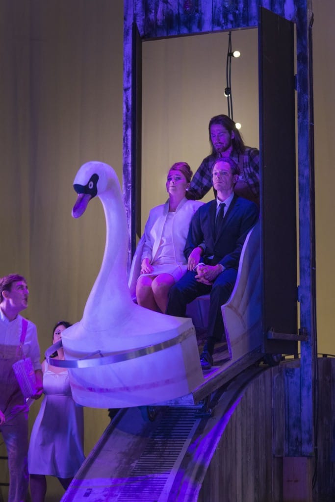 Figaros Bryllup henlagt i et tivoli med sejlende svaner. Pressefotos: Miklos Szabo. 