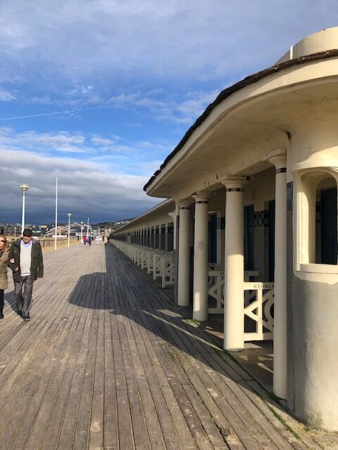 Turist i Deauville og Trouville i Normandiet.